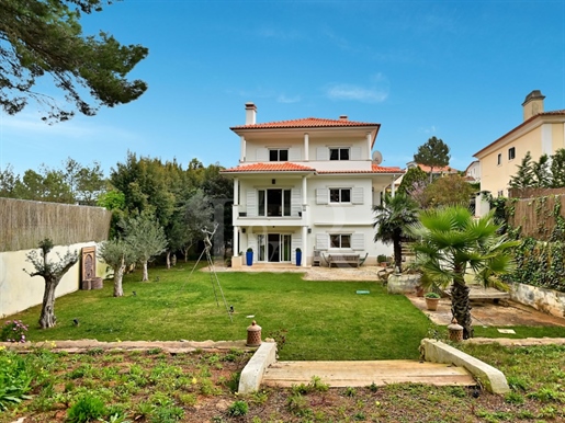 Luxury 4-bedroom villa with garden in Cascais