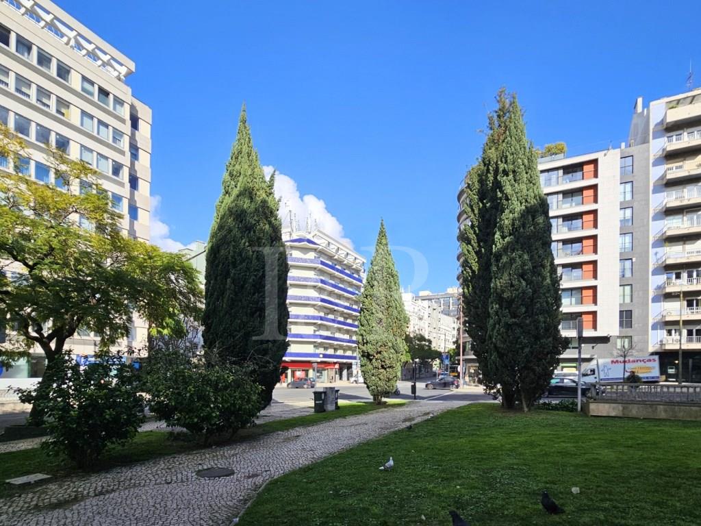 3-Bedroom apartment with balcony and parking in Avenidas Novas