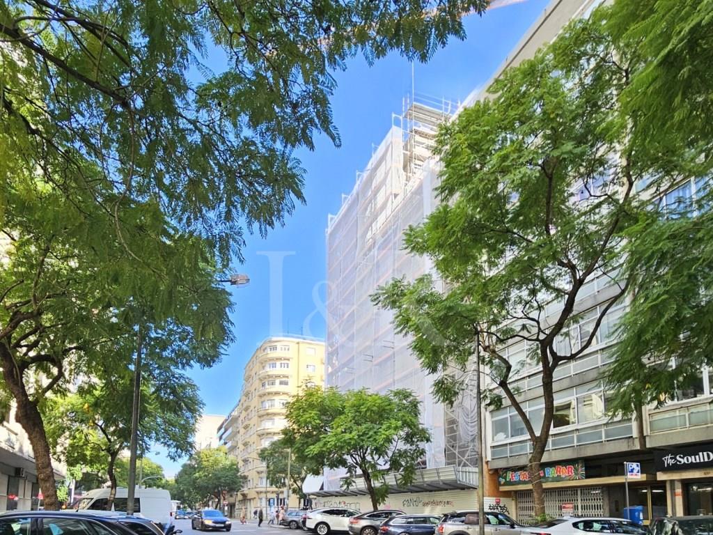 3-Bedroom apartment with balcony and parking in Avenidas Novas