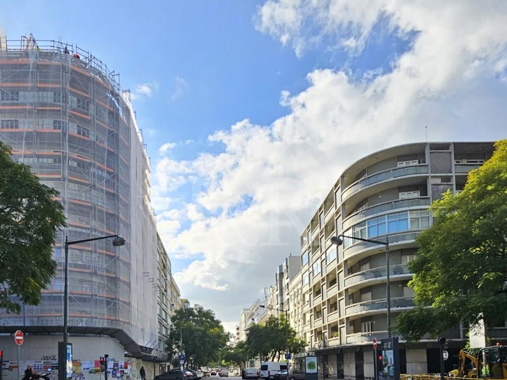 3-Bedroom apartment with balcony and parking in Avenidas Novas