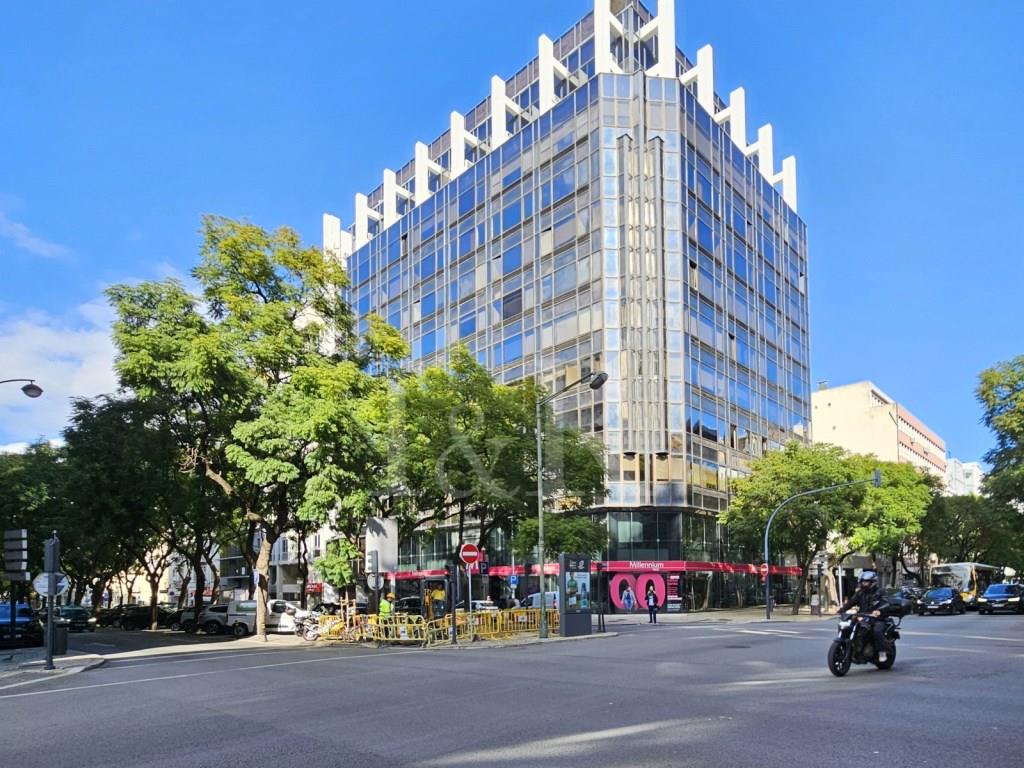 3-Bedroom apartment with balcony and parking in Avenidas Novas