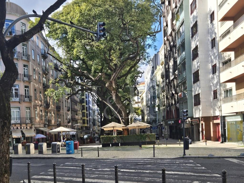 3-Bedroom apartment with balcony and parking in Avenidas Novas