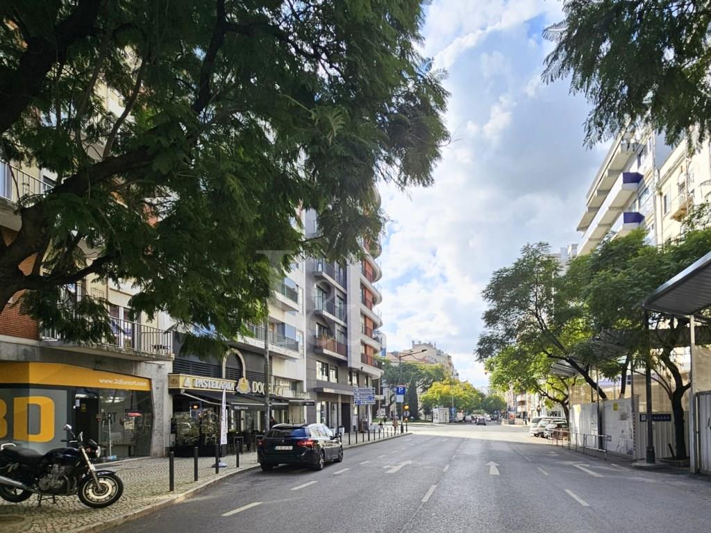3-Bedroom apartment with balcony and parking in Avenidas Novas