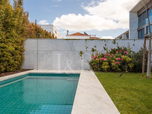 4 bedroom villa with private garden and pool in Cascais