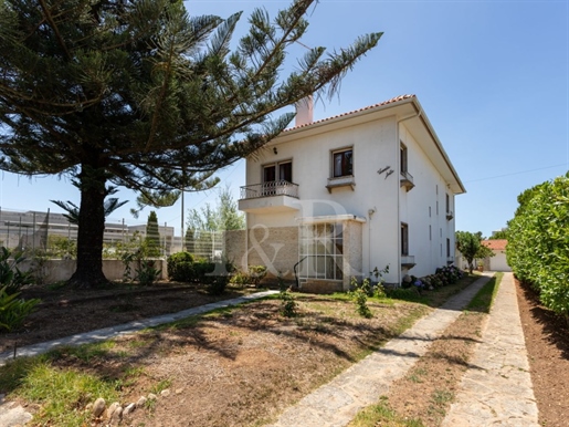 6-Bedroom villa on 1000m2 plot in the centre of Cascais