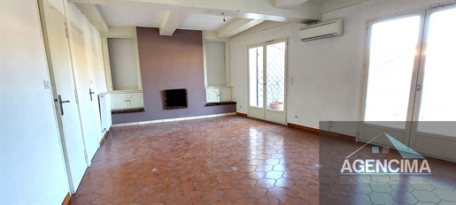 5 bedroom house with terrace and parking space close to shops