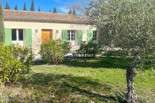 Single storey property for sale facing the Alpilles.