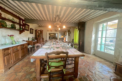 Exceptional Hamlet in the Alpilles: A Unique Property with Cha