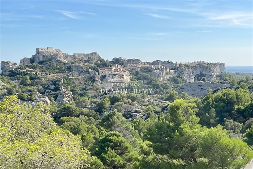 Experience the enchantment of Baux-de-Provence: House with bre