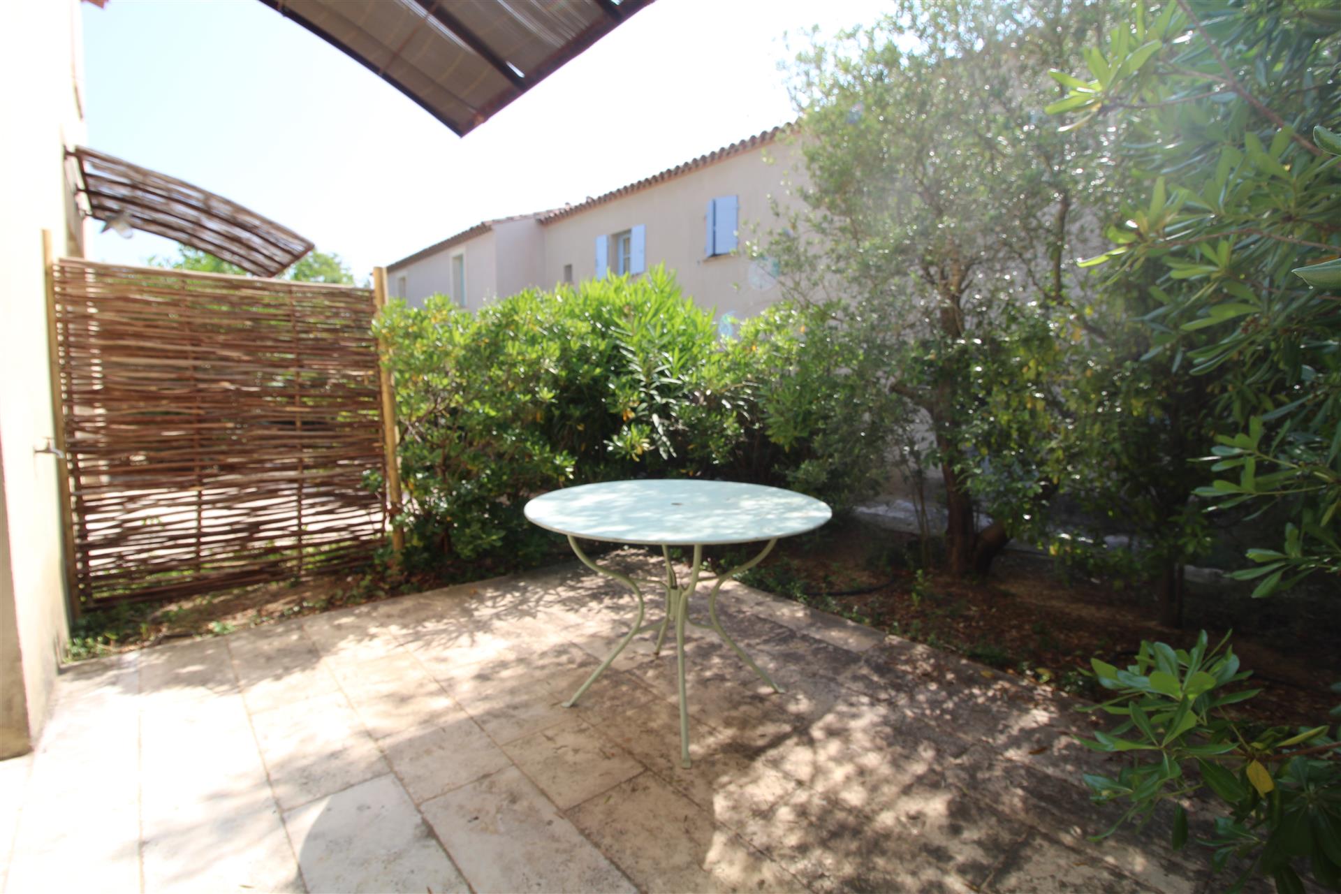 Villa mit Terrasse in perfektem Zustand, darunter 2 Suiten. Dorf mit allen Annehmlichkeiten