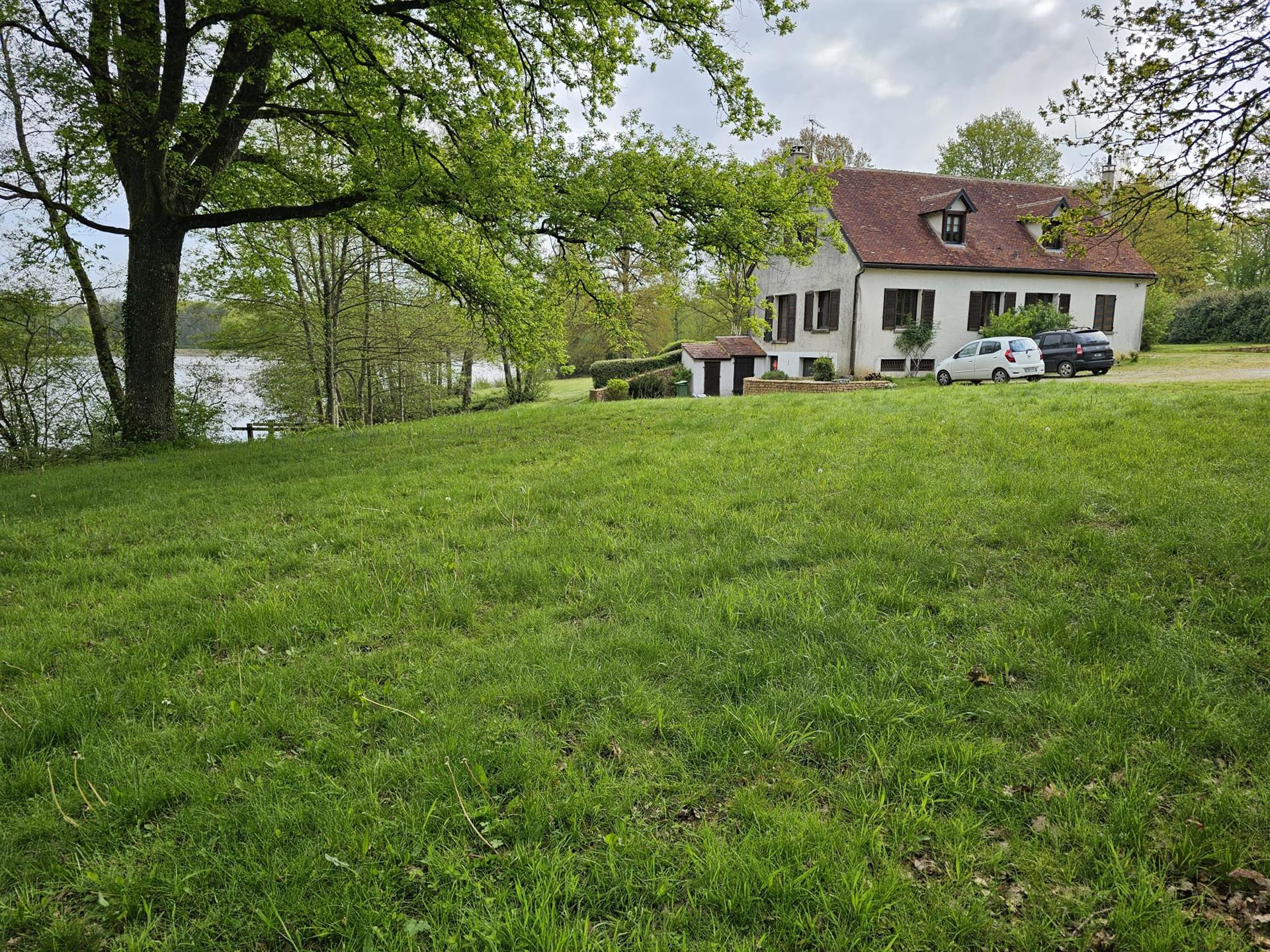 Rare leisure property of 9.2 ha: its house, its pond 3.5 ha, its woods, for sale in Puisaye, Yon