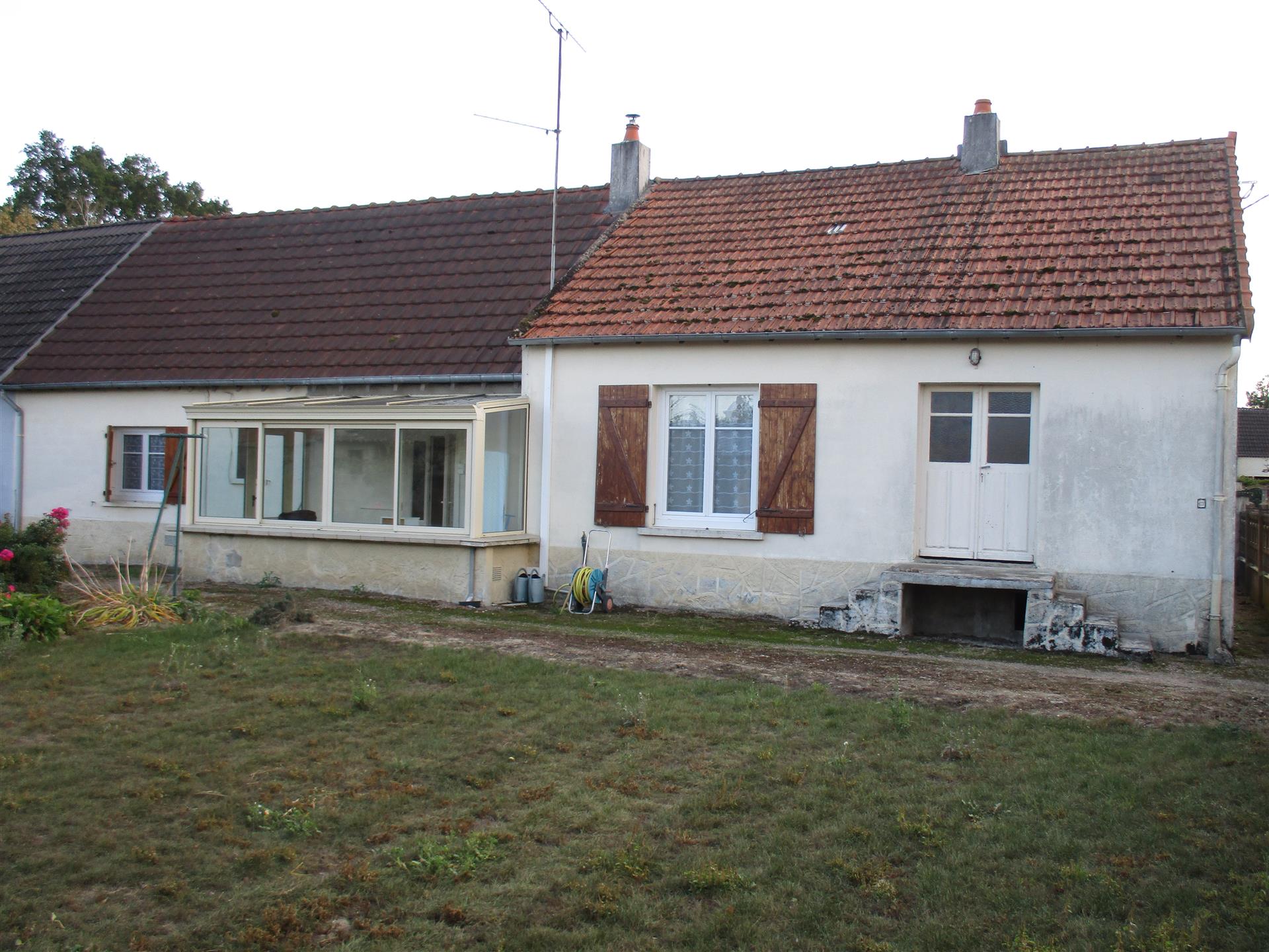 Near Decize, house in the countryside with land and outbuildings