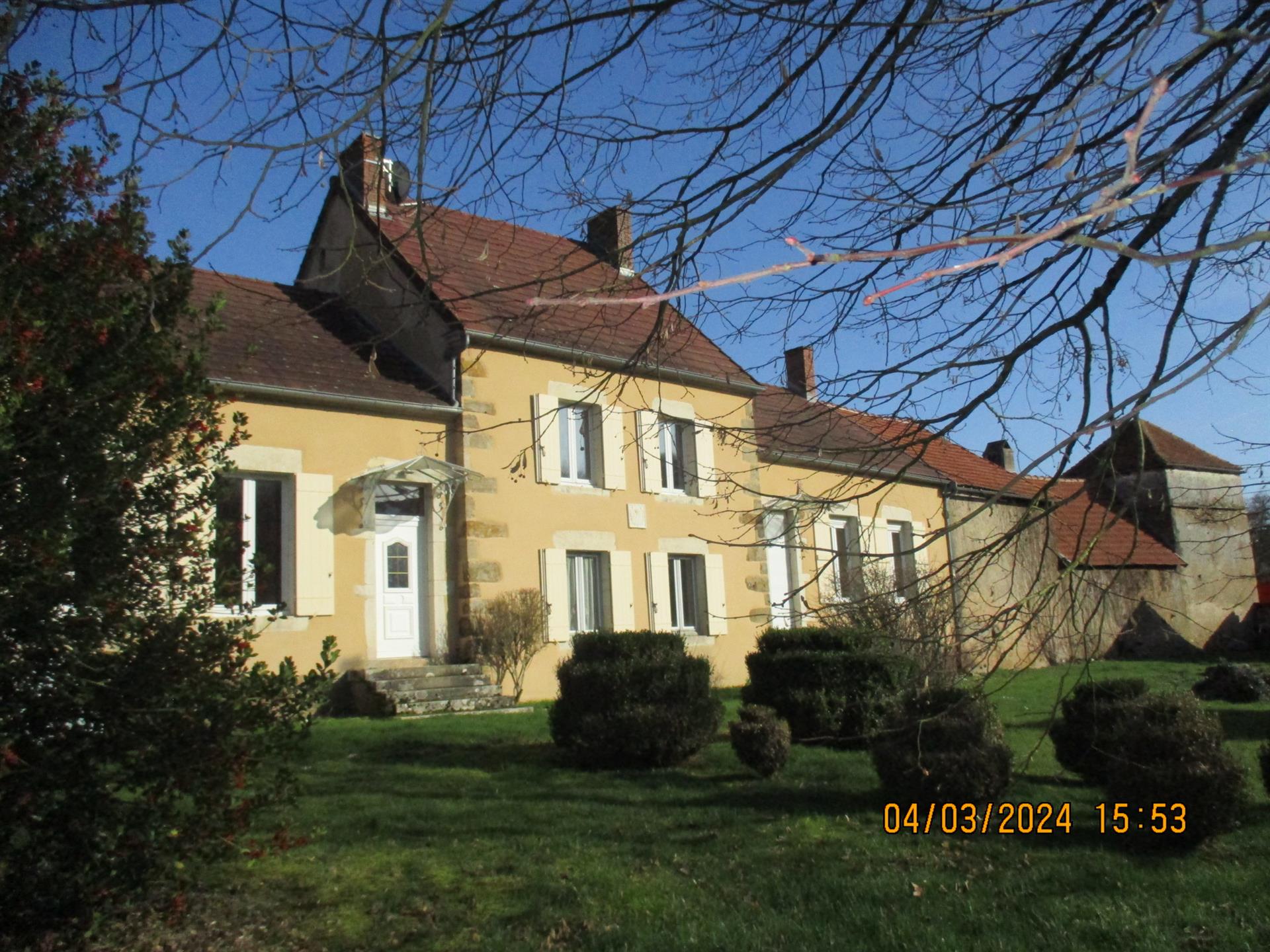Near Arnayd-le-Duc, Pleasure property with outbuildings and pleasure garden,