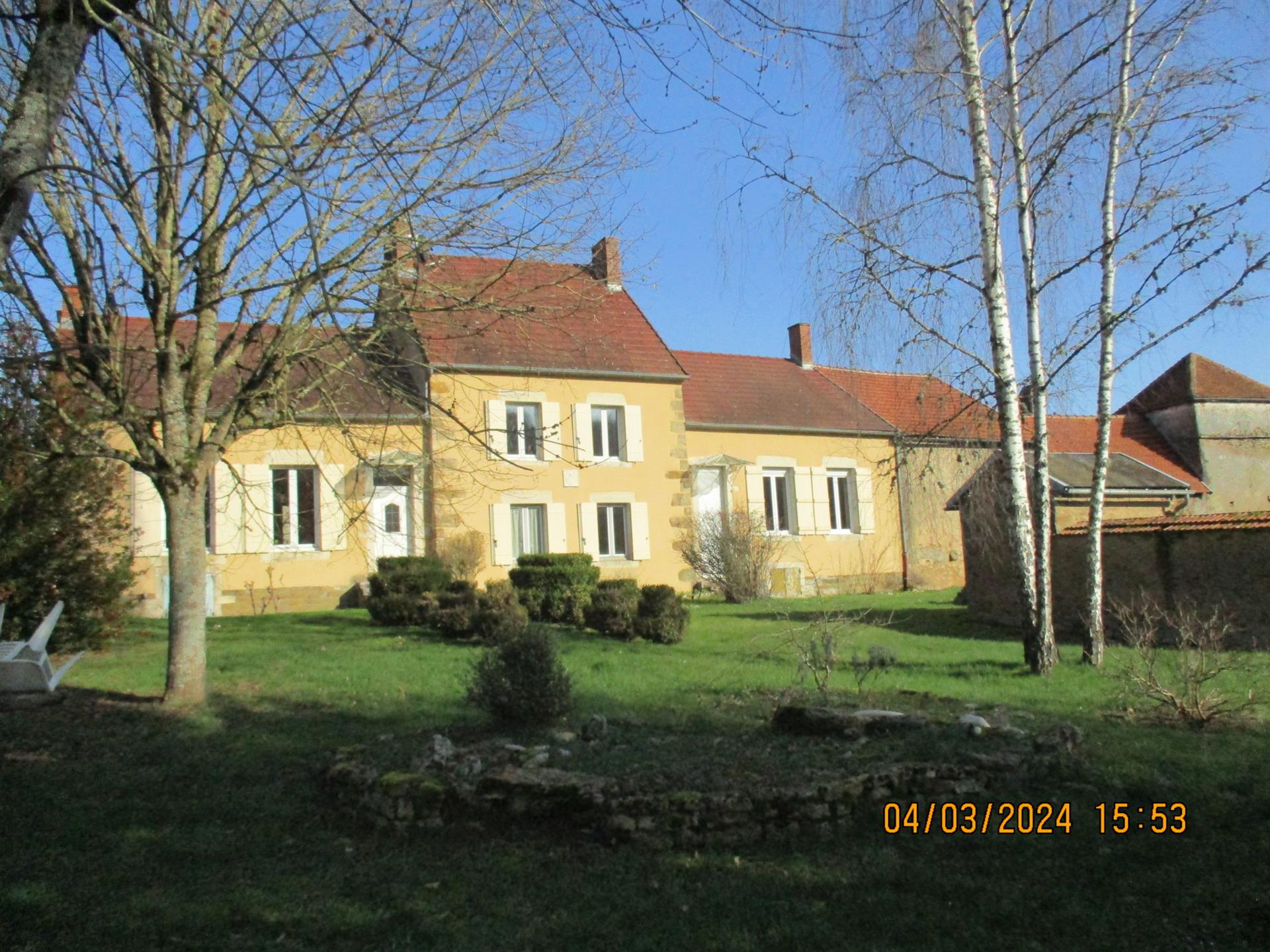 Nabij Arnayd-le-Duc, Plezierhuis met bijgebouwen en lusthof,