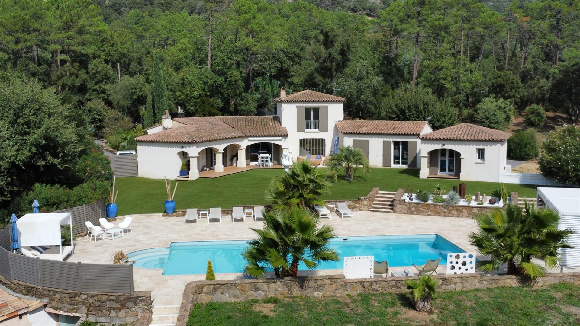 Exceptional Property - 8 Rooms - 190 m2 on 11,000m2 - Le Muy