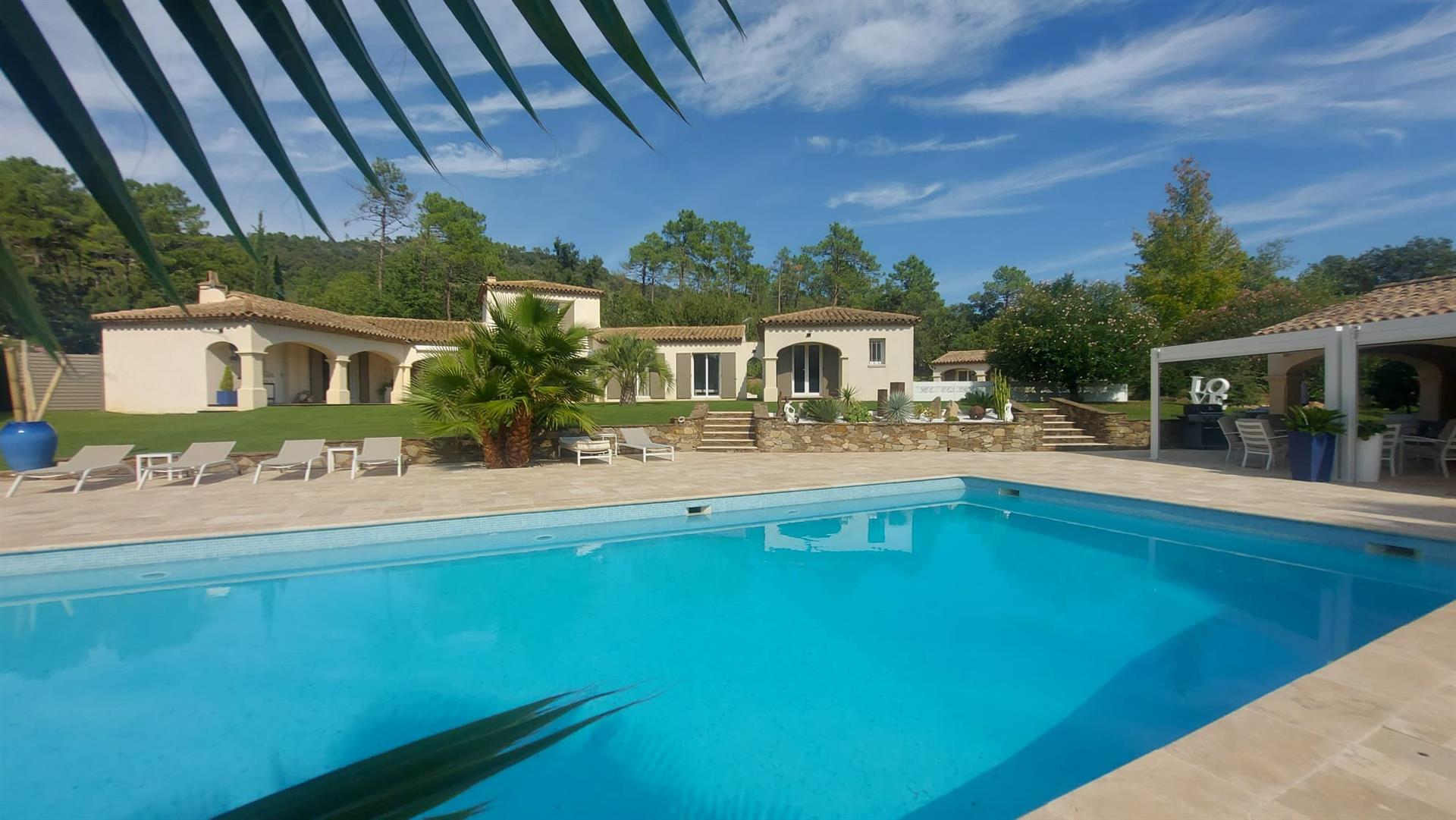 Exceptional Property - 8 Rooms - 190 m2 on 11,000m2 - Le Muy