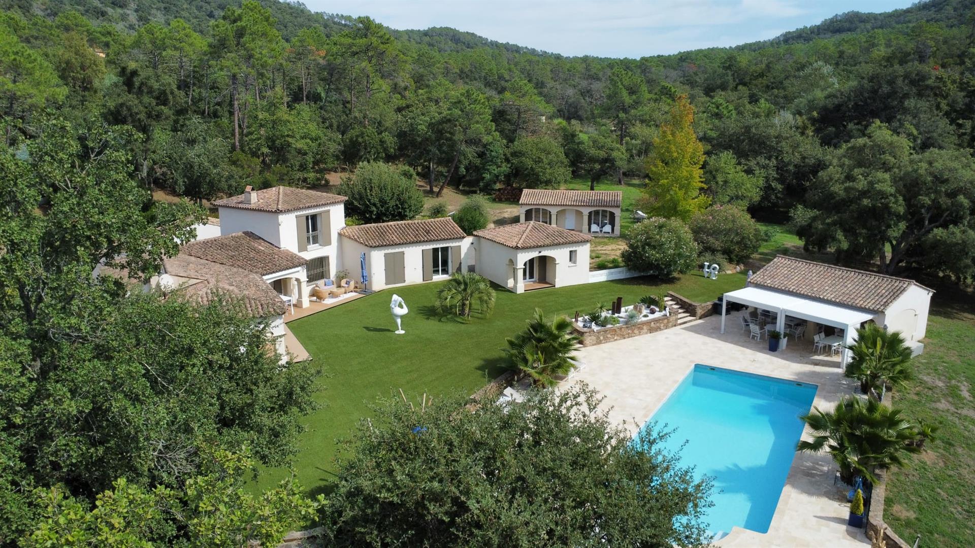 Exceptional Property - 8 Rooms - 190 m2 on 11,000m2 - Le Muy