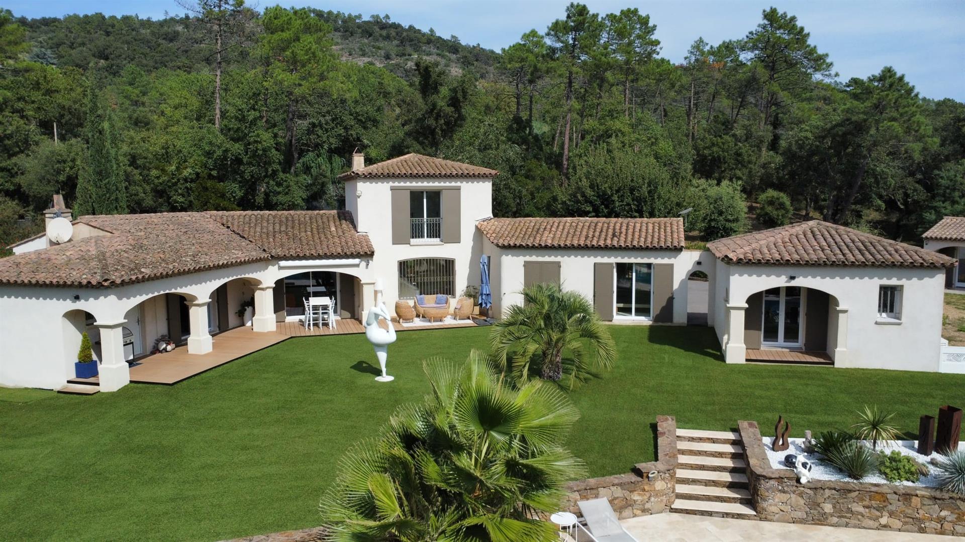 Exceptional Property - 8 Rooms - 190 m2 on 11,000m2 - Le Muy