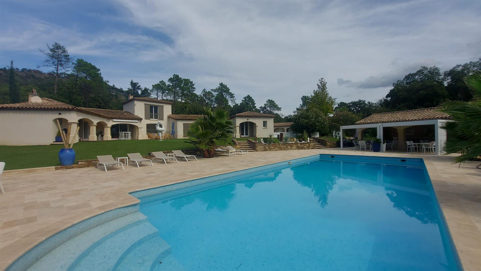 Exceptional Property - 8 Rooms - 190 m2 on 11,000m2 - Le Muy