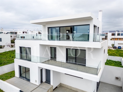 Brandneue moderne Villa mit 6 Schlafzimmern in Tavira, 1 Minute vom Zentrum entfernt