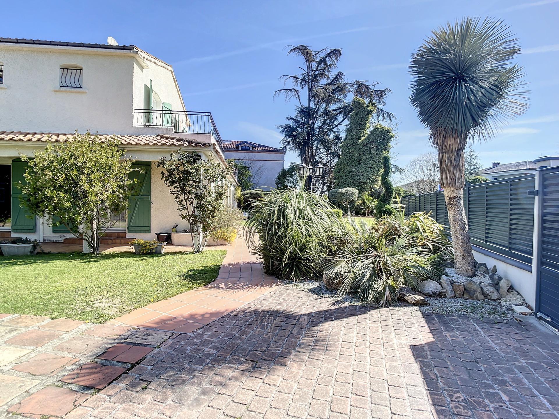 Purchase: Luxury property (31150)