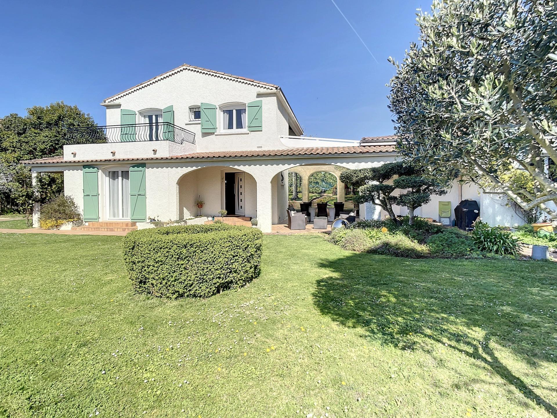 Purchase: Luxury property (31150)