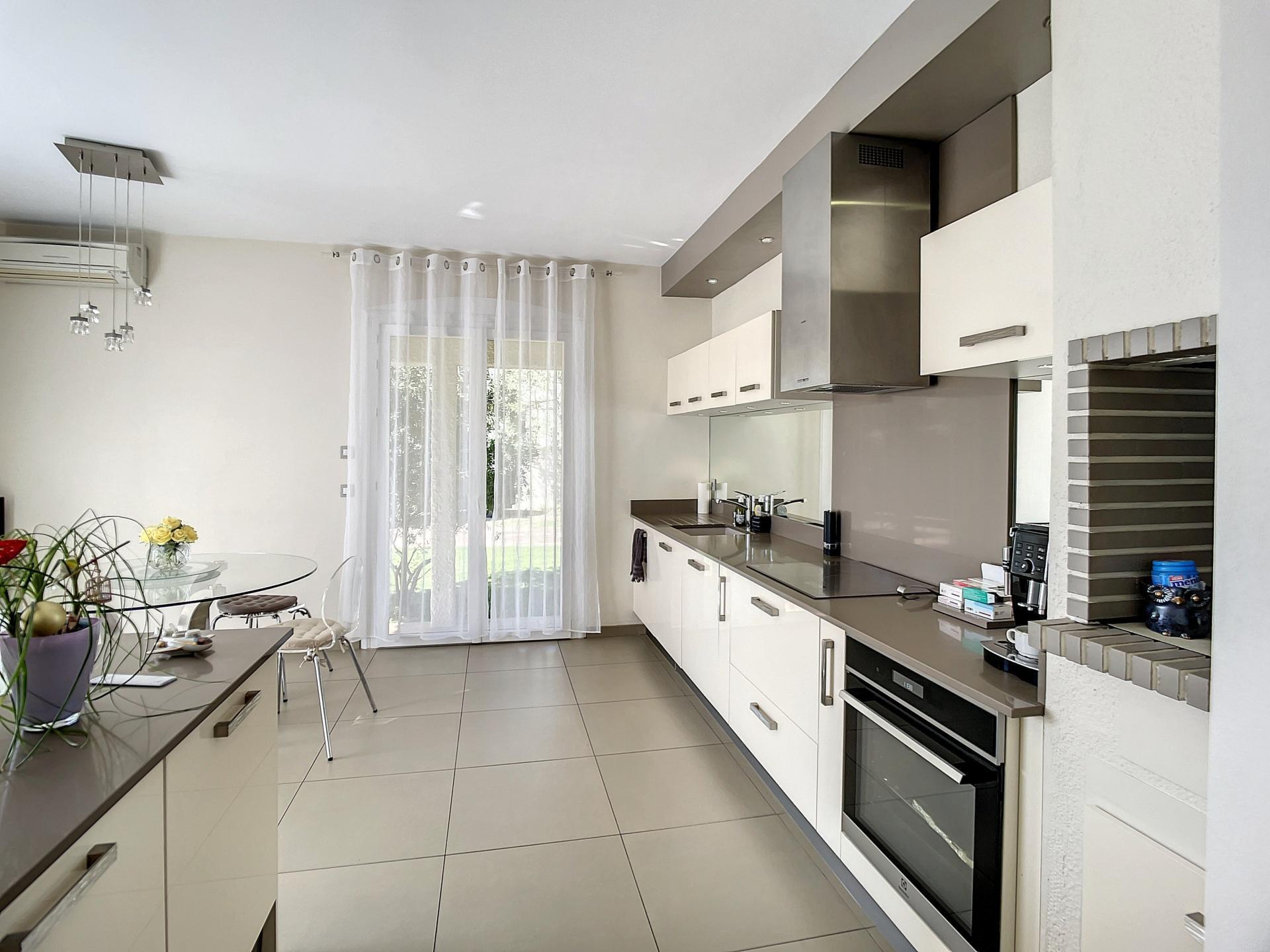 Purchase: Luxury property (31150)