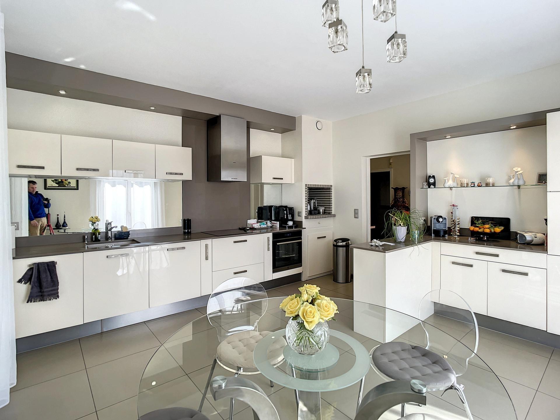 Purchase: Luxury property (31150)