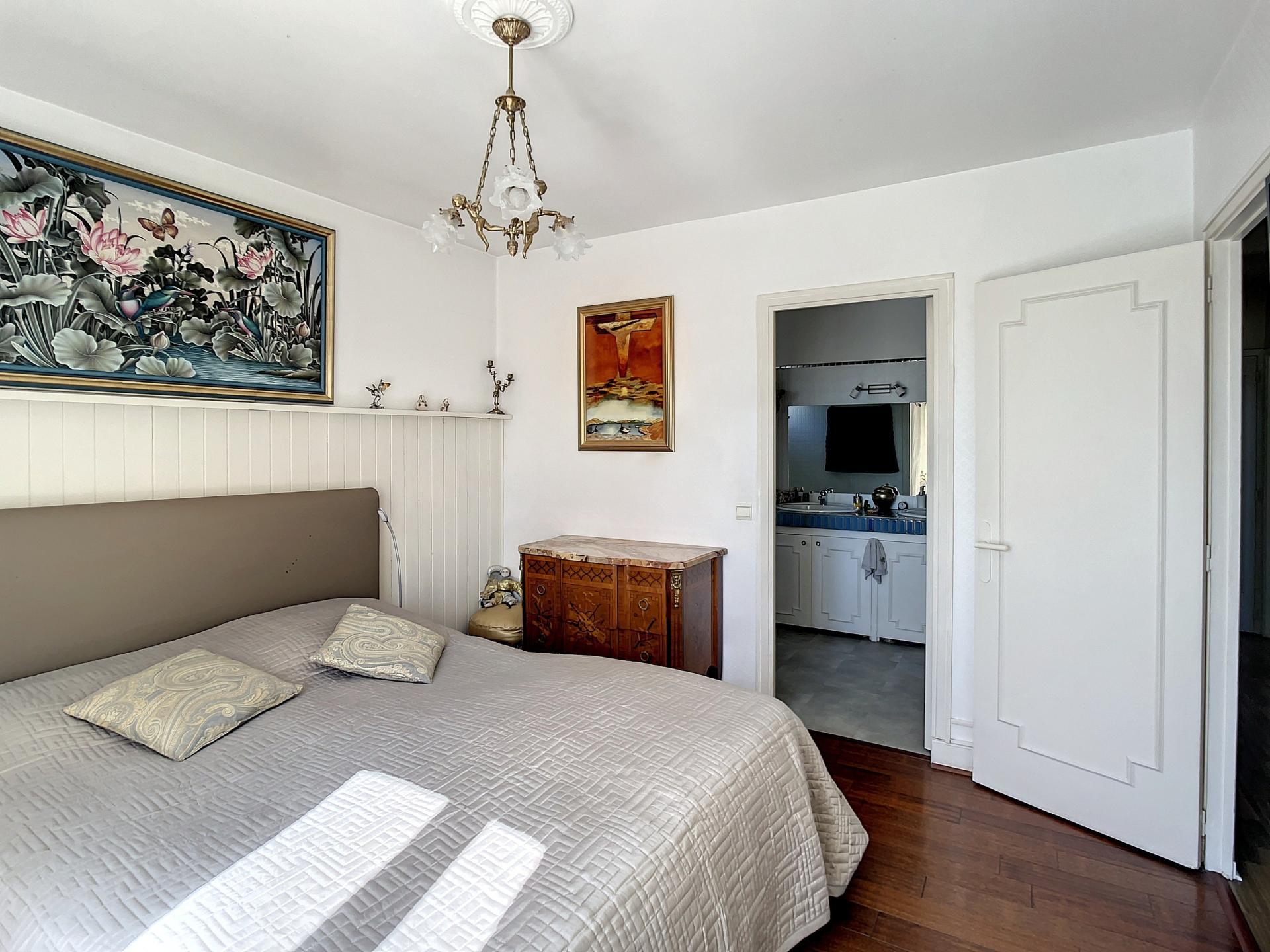 Purchase: Luxury property (31150)