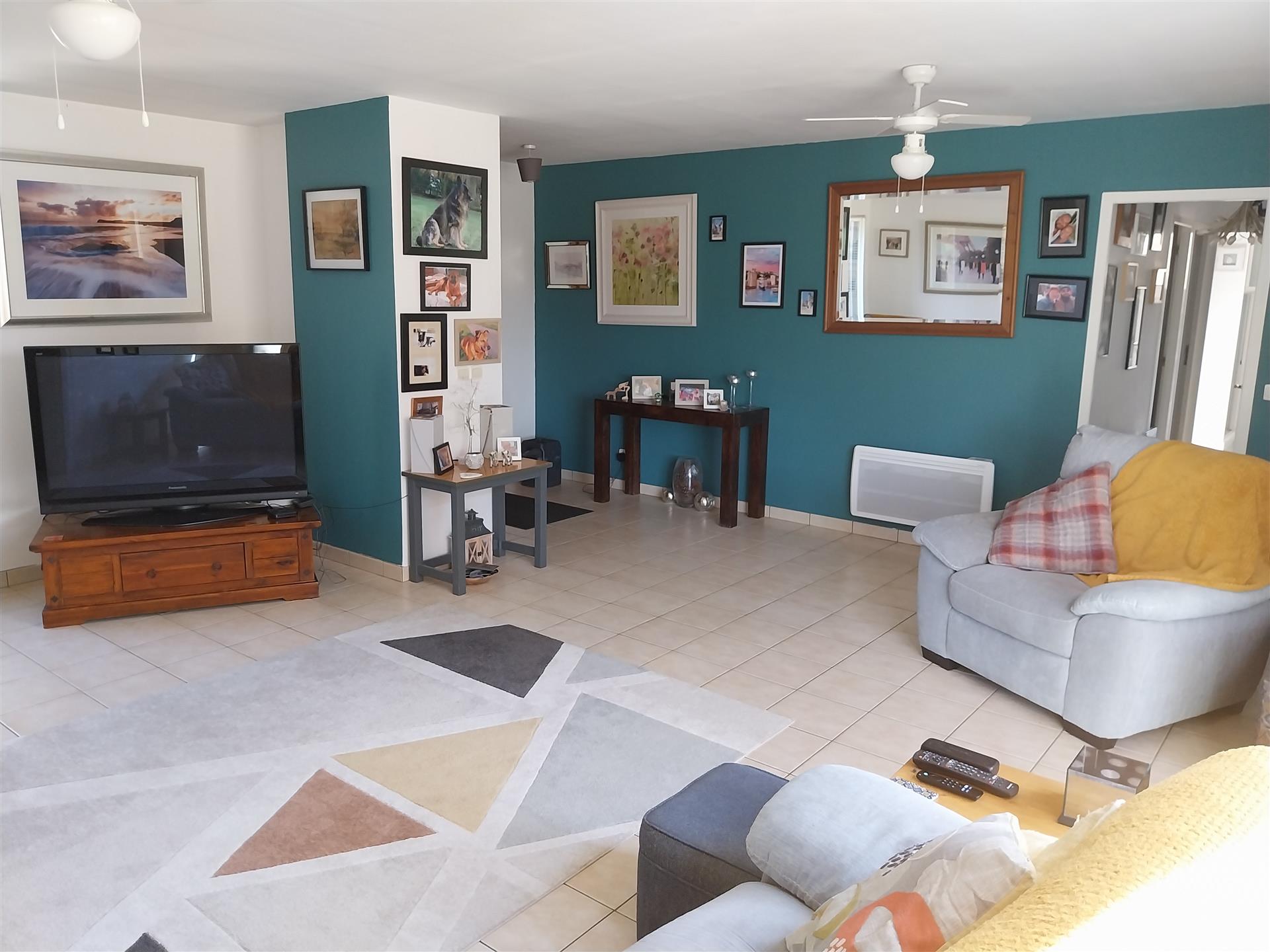 Pavilhão de 6 quartos à venda localizado perto de Blanzay