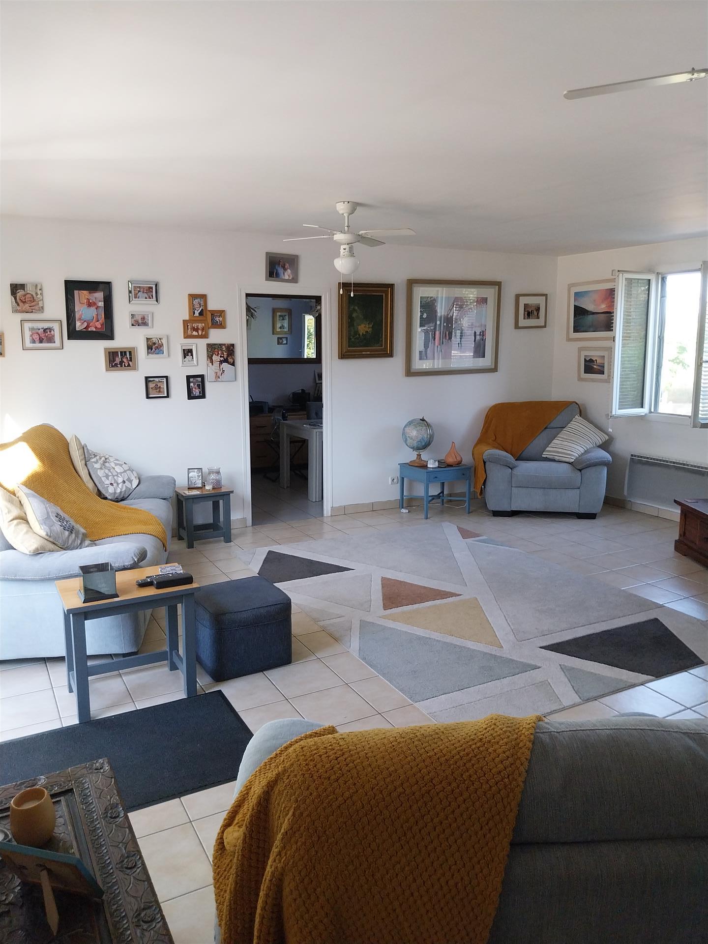 Pavilhão de 6 quartos à venda localizado perto de Blanzay
