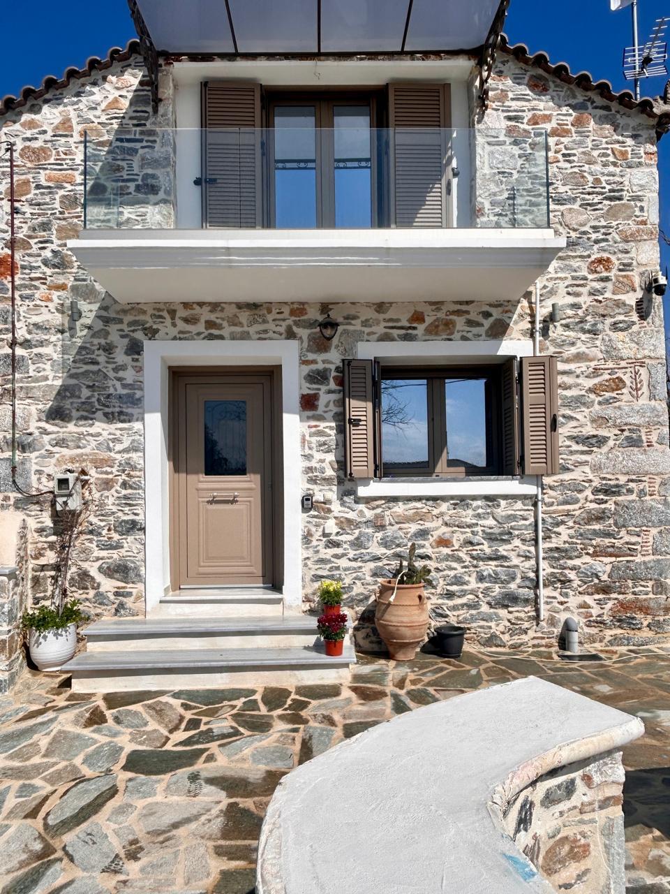 Két új ház a legszebb Egeo-tengeri strandok közelében. Euboea, Görögország.