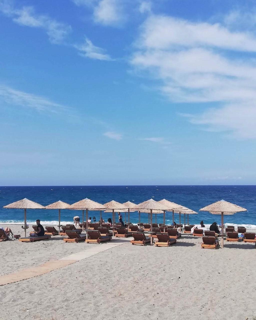 Une maison sur la première ligne de la côte avec une taverne rentable et un service pour 120 transa