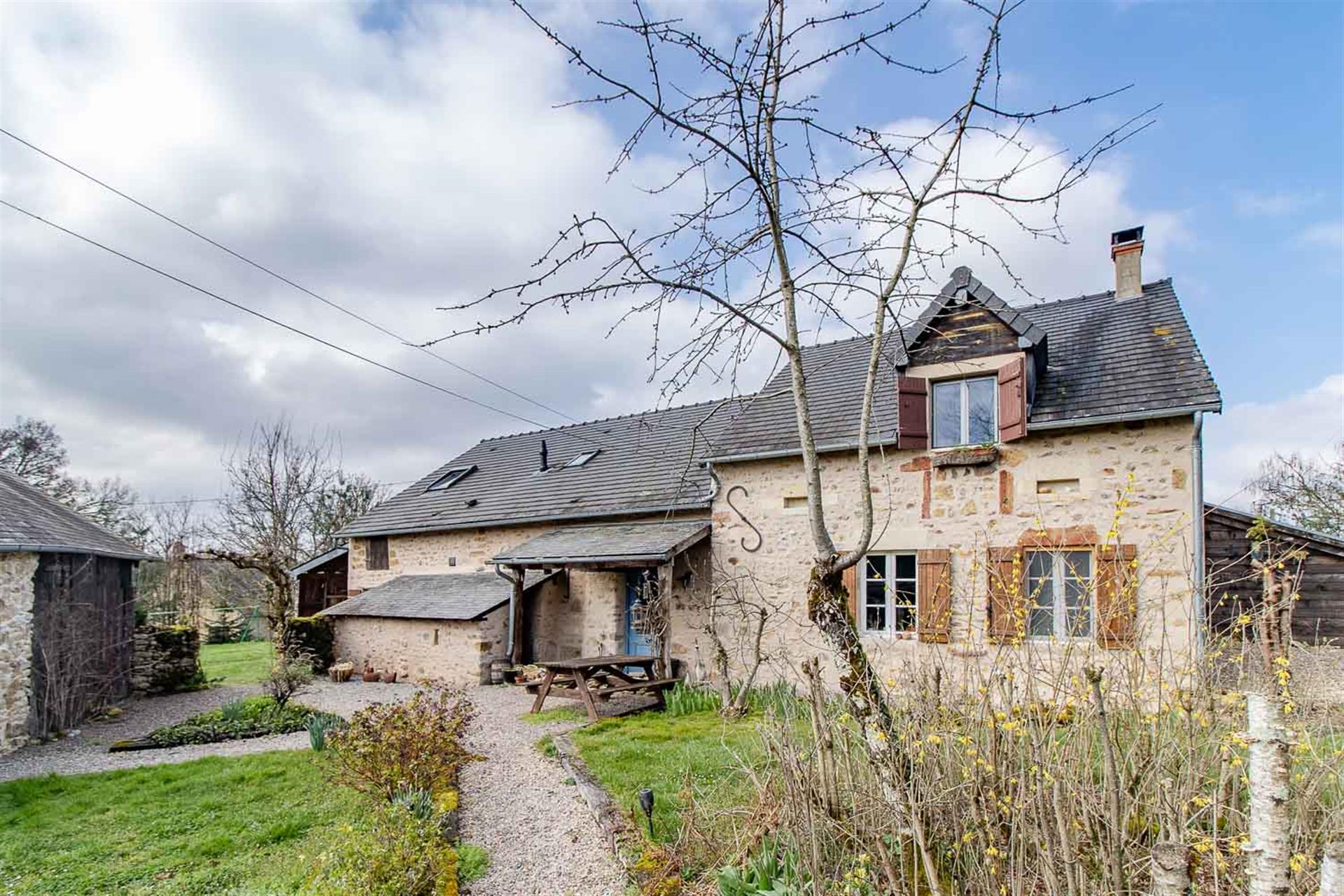 Detached house with swimming pool and camper van garage on ± 7,500 m²