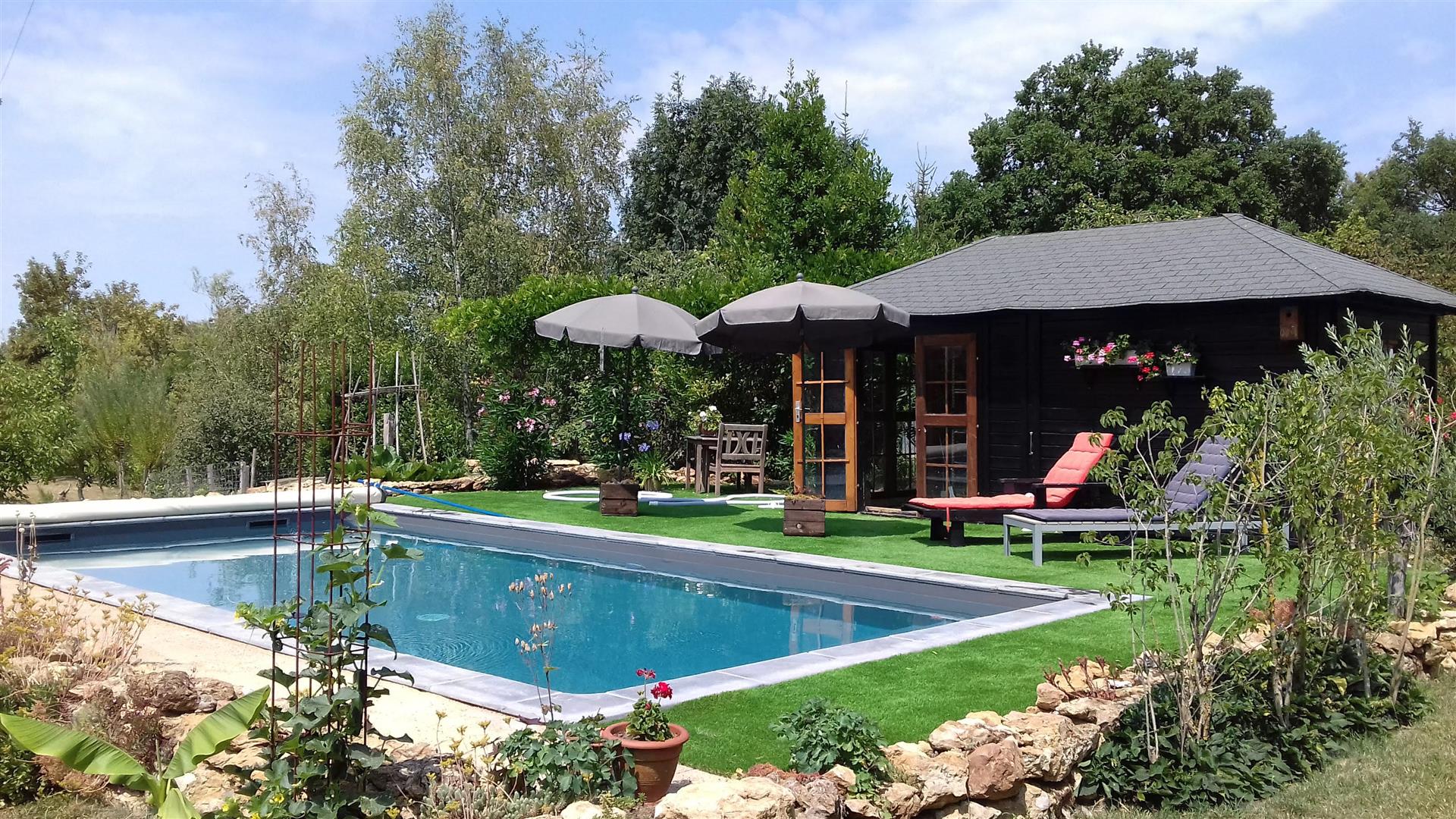 Detached house with swimming pool and camper van garage on ± 7,500 m²
