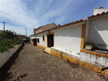 Walled farmhouse with 4 112.50 m2