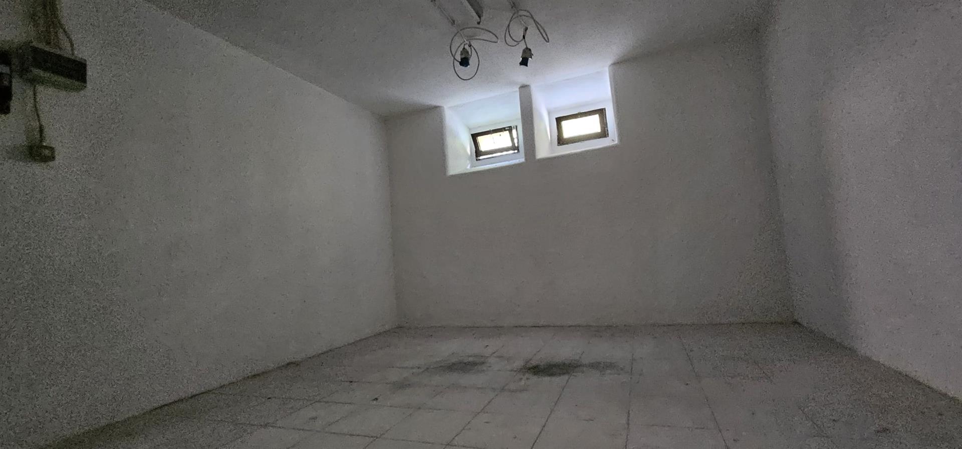 Storage room 40m2 gross, in the heart of Lisbon in a prime area
