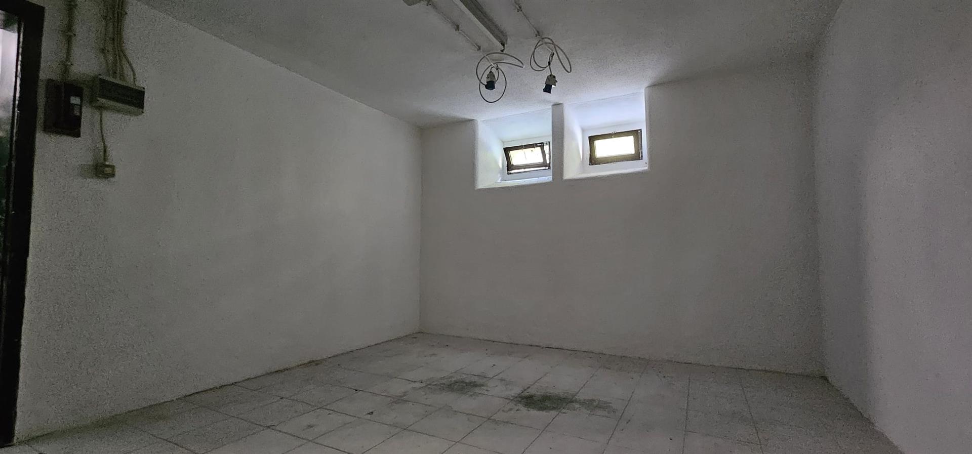 Storage room 40m2 gross, in the heart of Lisbon in a prime area