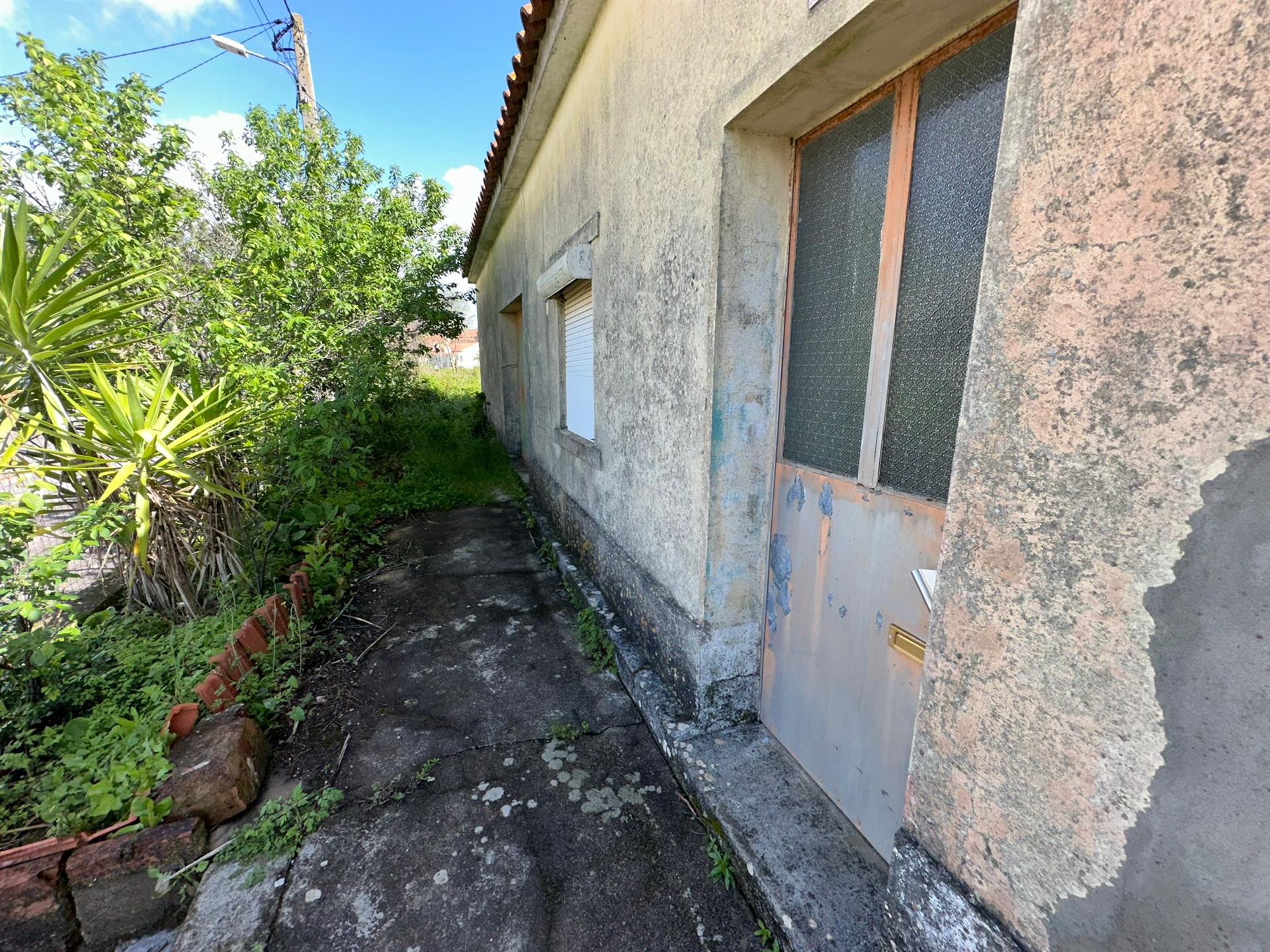 2-Bedr. House near Cadaval, with patio, to restore