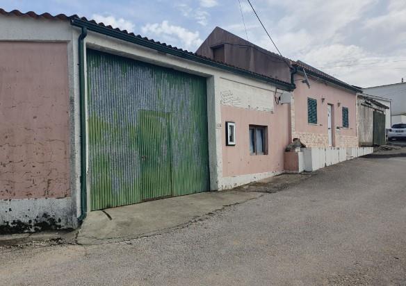 Maison avec 2 maisons et entrepôt à Usseira - opportunité !