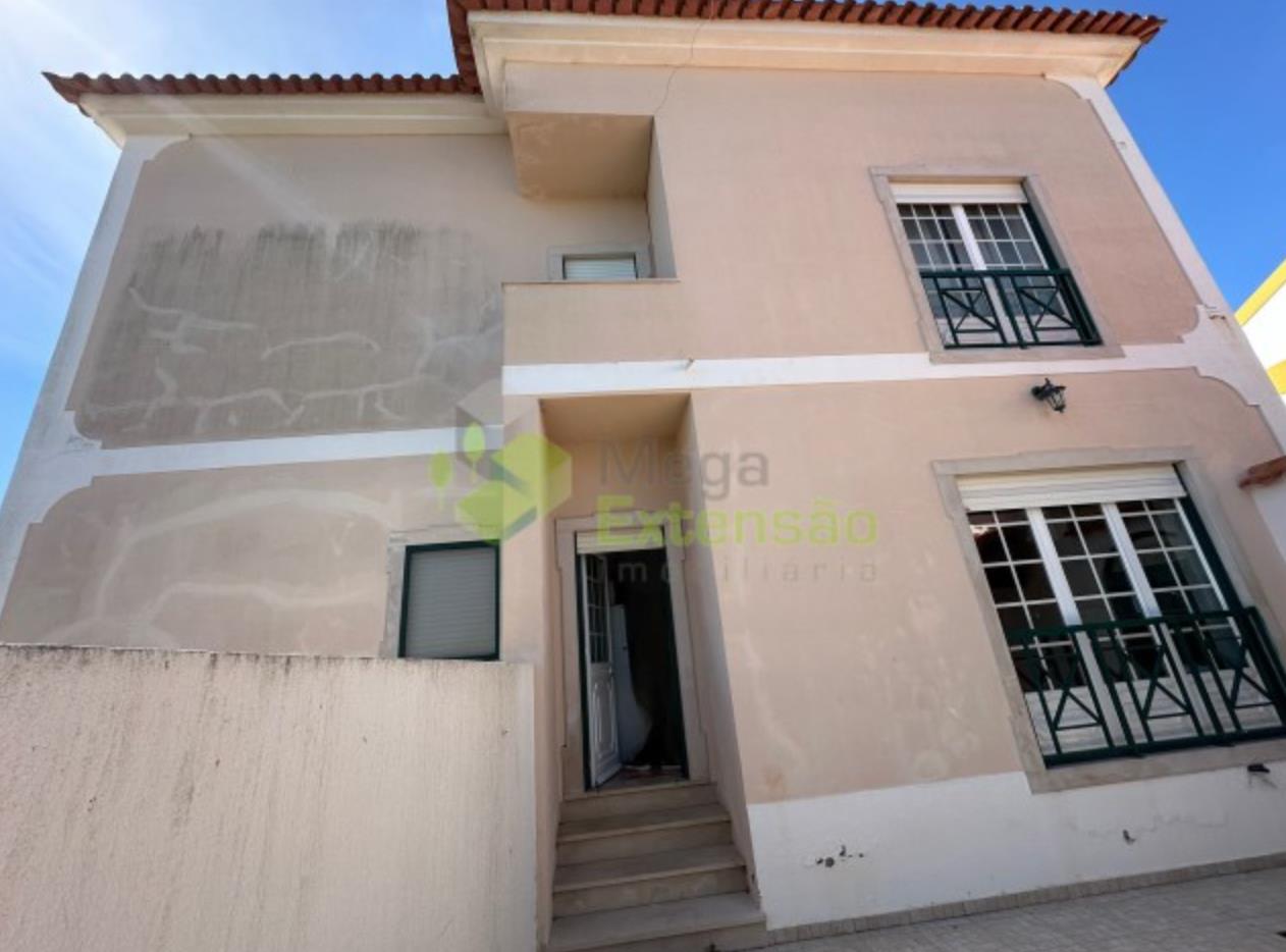 4 bedroom house, 5 minutes from Areia Branca beach, with patio