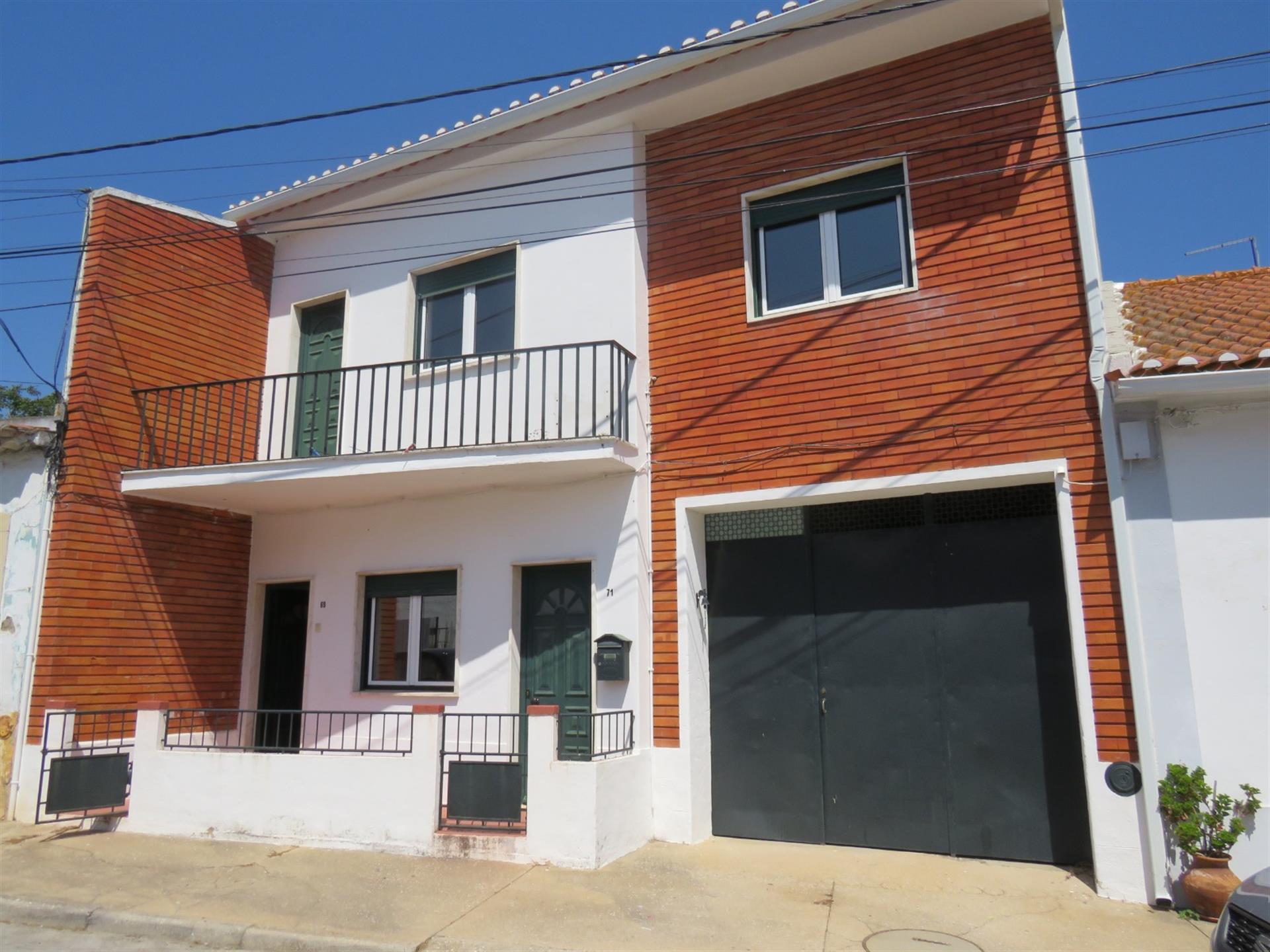 5-Bedroom house with garage and patio, carport and storage room, near Golegã.