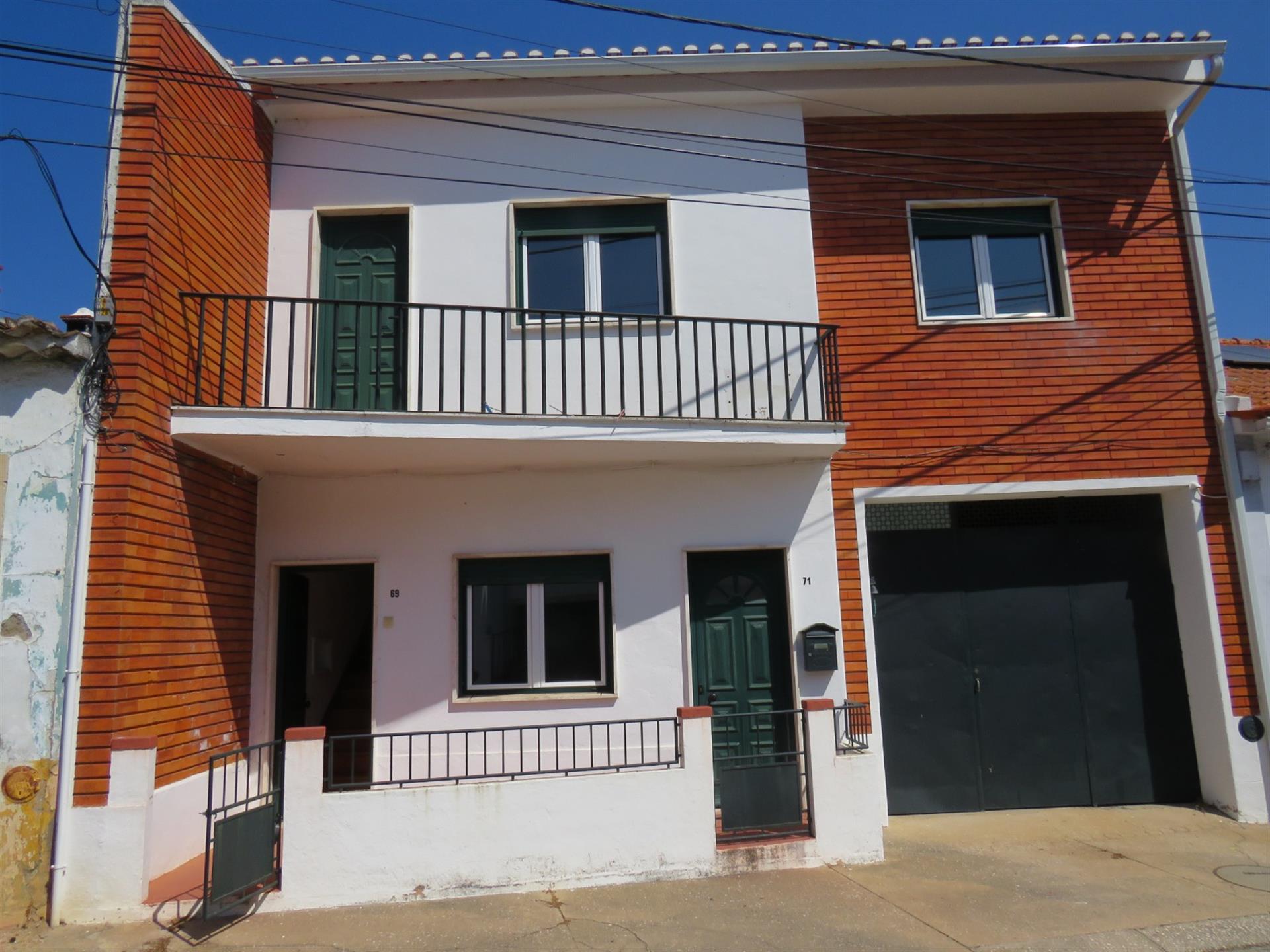 5-Bedroom house with garage and patio, carport and storage room, near Golegã.
