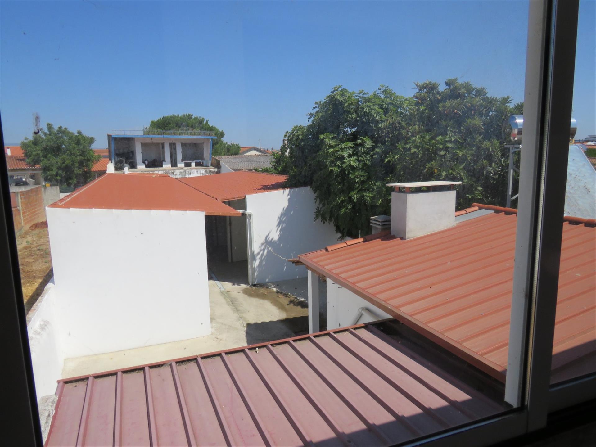 5-Bedroom house with garage and patio, carport and storage room, near Golegã.