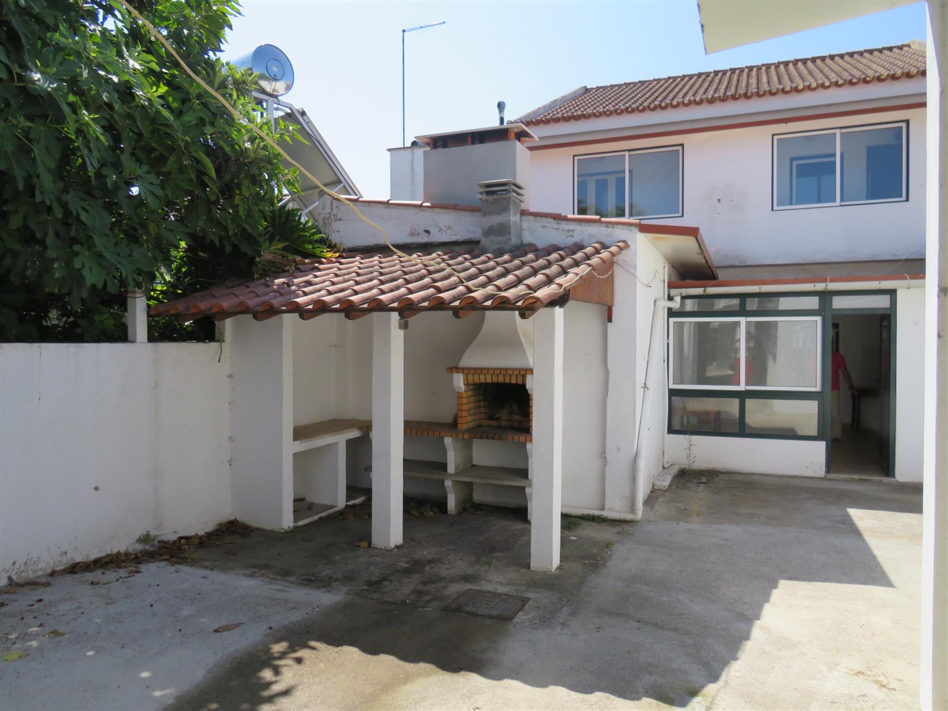 5-Bedroom house with garage and patio, carport and storage room, near Golegã.
