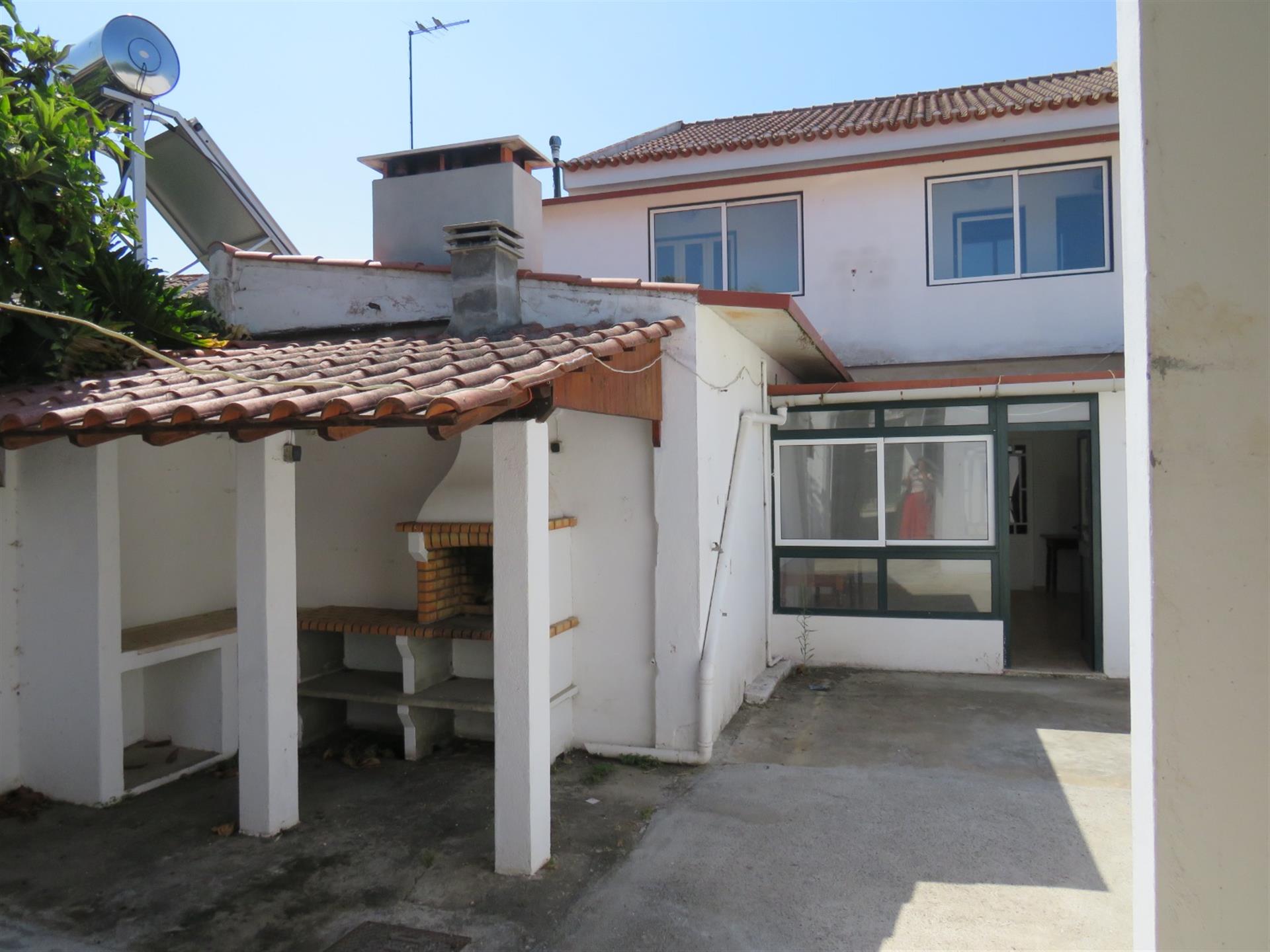 5-Bedroom house with garage and patio, carport and storage room, near Golegã.
