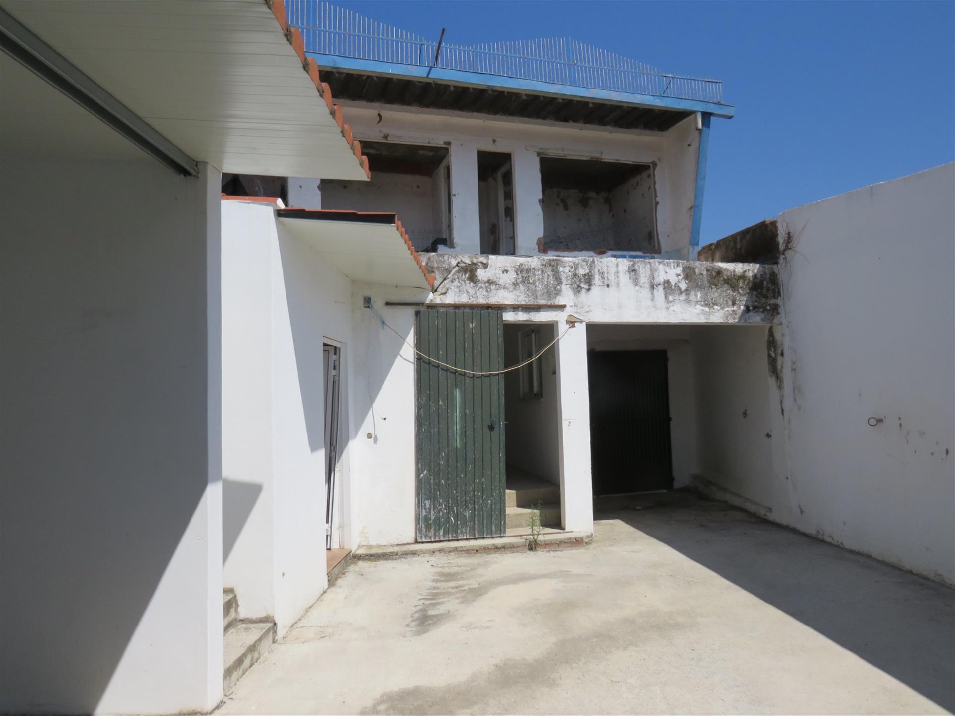 5-Bedroom house with garage and patio, carport and storage room, near Golegã.