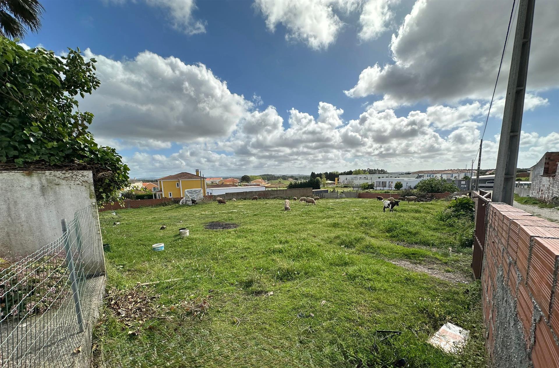 Plot of land to build a villa, village center, near Torres Vedras