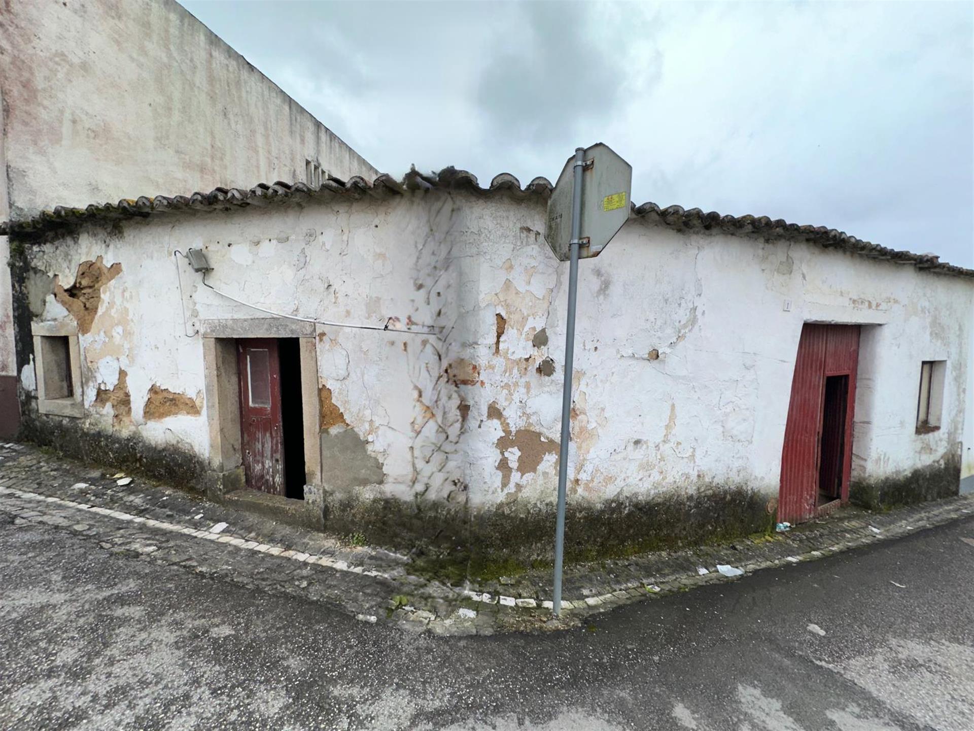 House to restore 260 m2, 20 minutes from Torres Vedras