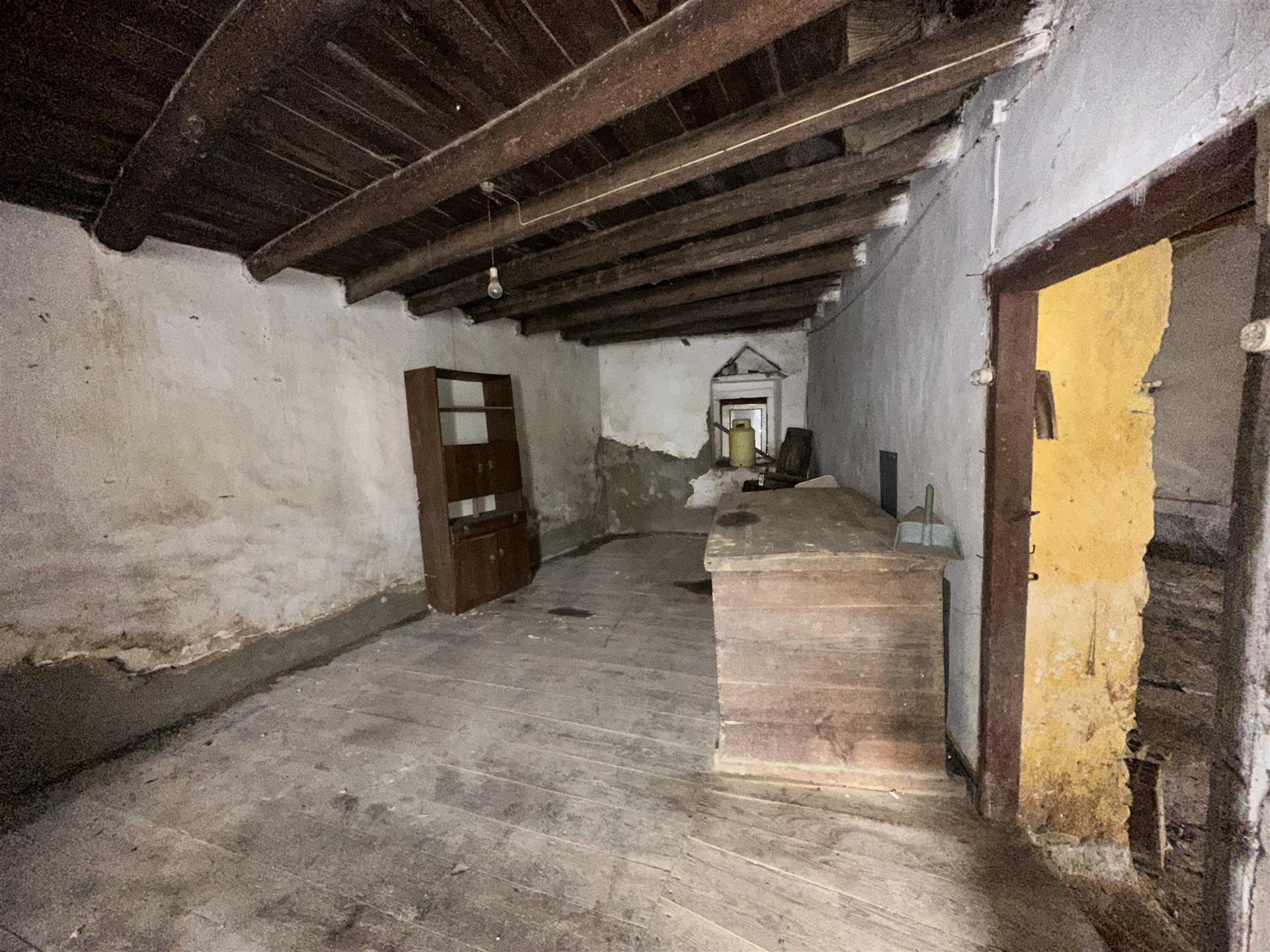 Cellar to restore 260 m2, 20 minutes from Torres Vedras